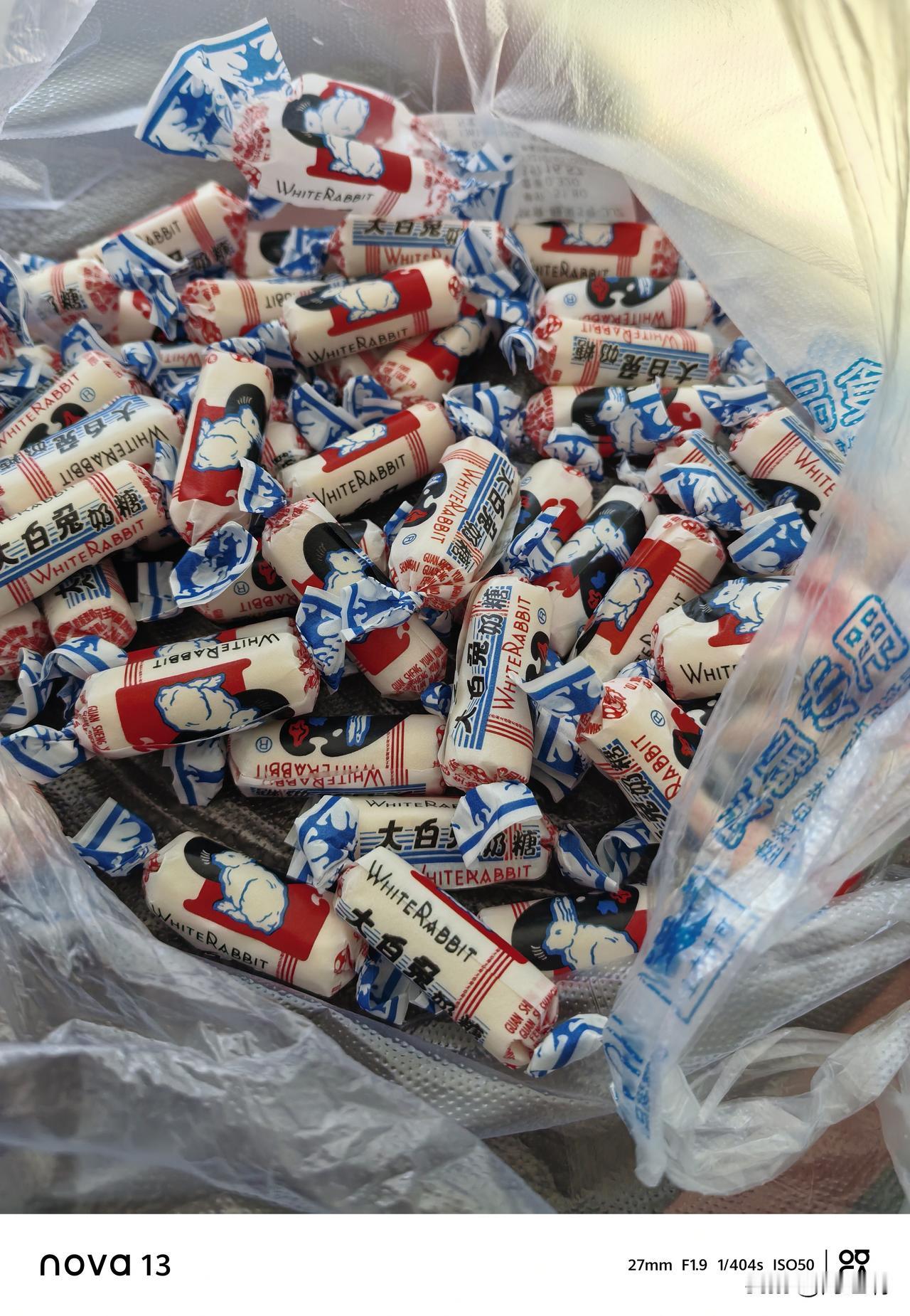 大白兔奶糖味道变没变忘记了，反正就是从小爱吃，我都快50的人了，我爸刚才买来给我