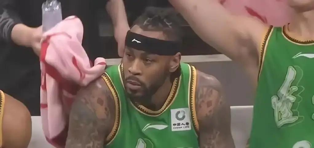 莫兰德在场上散步的样子，根本不像个想拿冠军的球员。
 
看看这组数据：近三场，他