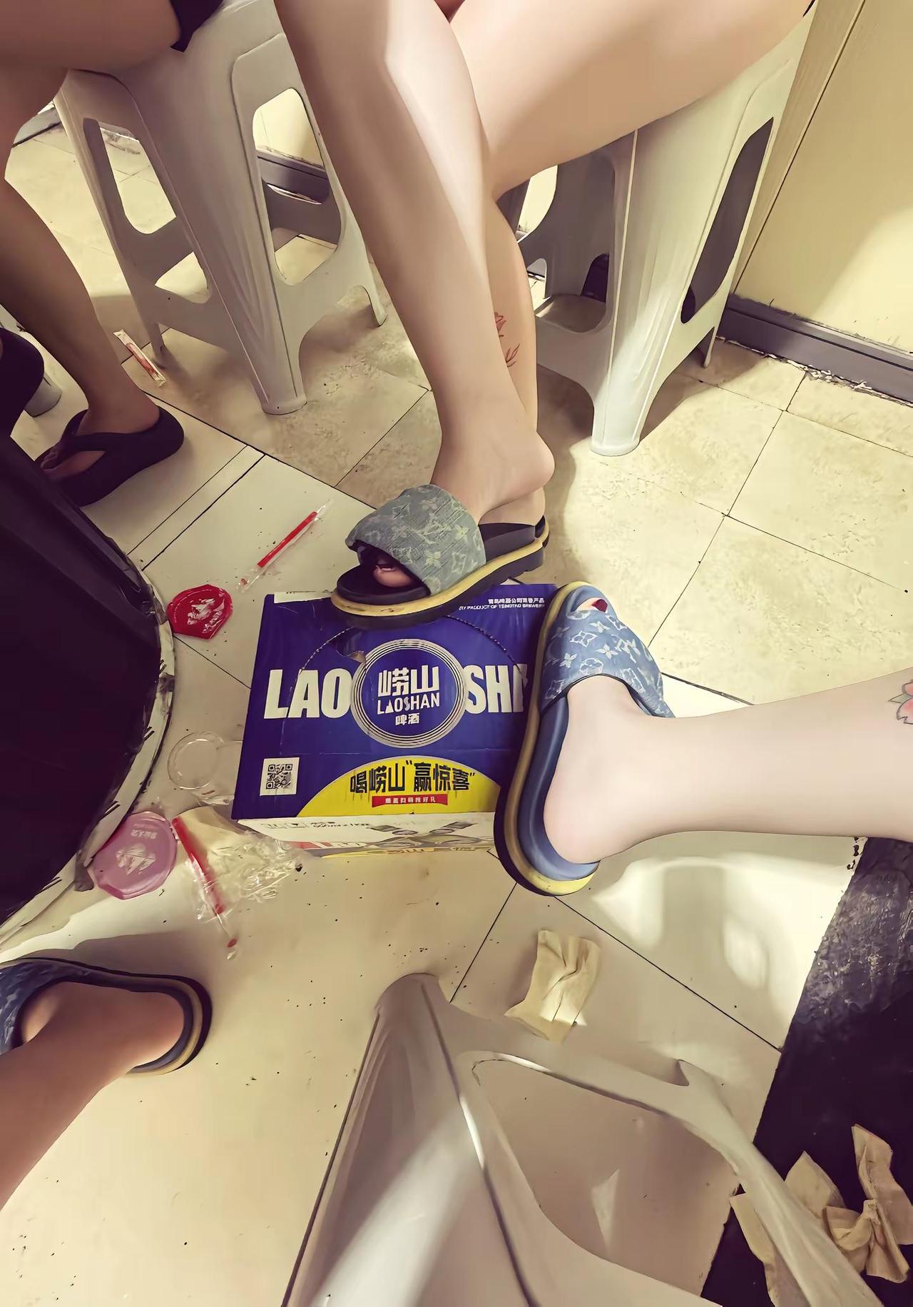 手举瓶  脚踩箱  你说嚣张不嚣张