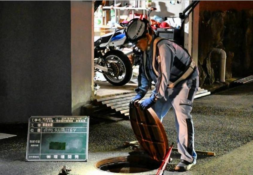 福冈多个井盖被炸飞 原因疑似蟑螂消杀日本时间8月16日晚上8点50分左右，警方接