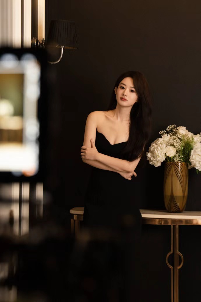 赵丽颖邂逅优雅经典停驻赵丽颖温柔黑裙 赵丽颖邂逅优雅经典停驻，赵丽颖温柔黑裙，是