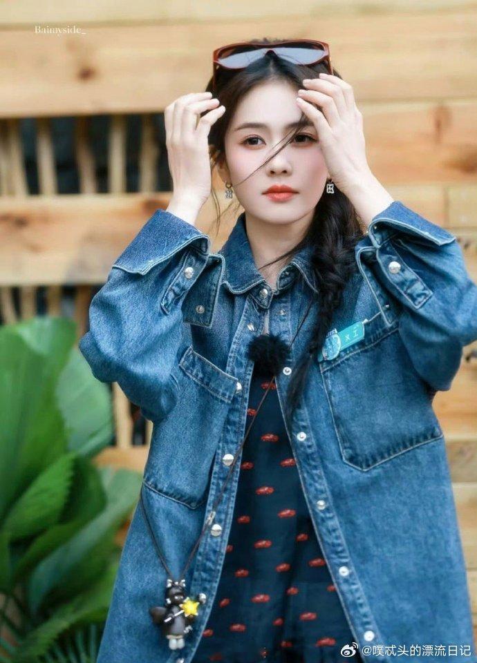 王鹤棣白鹿熟人局亲爱的客栈太喜欢王鹤棣和白鹿的相处方式，轻松自在，笑点密集，熟人