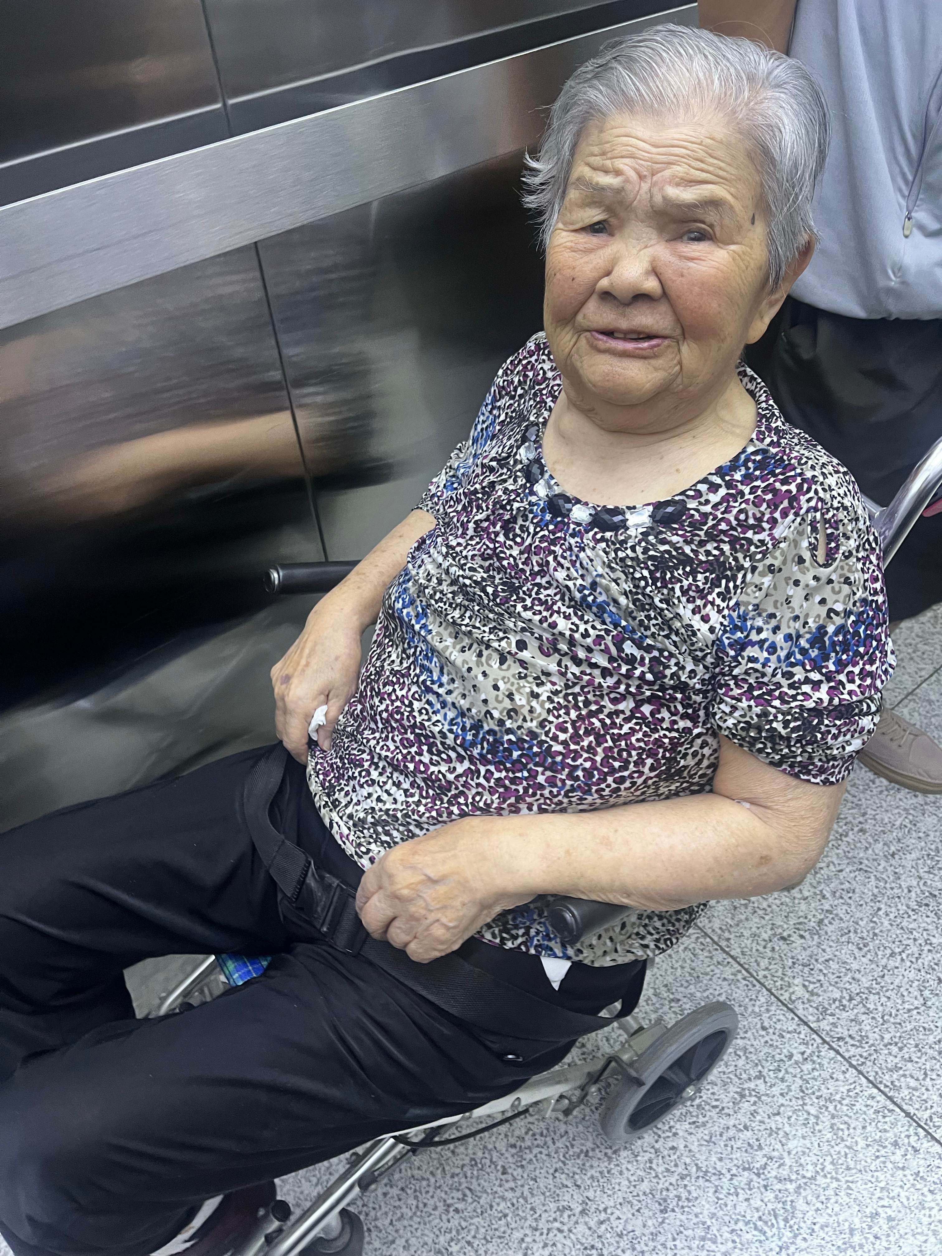 下午二姐打电话说娘肚子疼，她买了消炎药给娘吃了。我听了有点担心，去年娘就因为肚子
