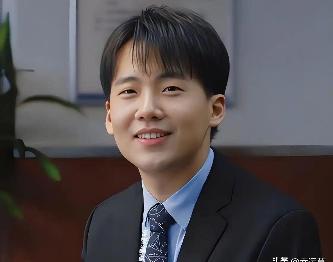 郭麒麟在内娱能走这么远，靠的还真不是他爸。
也不是钱。
他最大的底气，是路人缘。