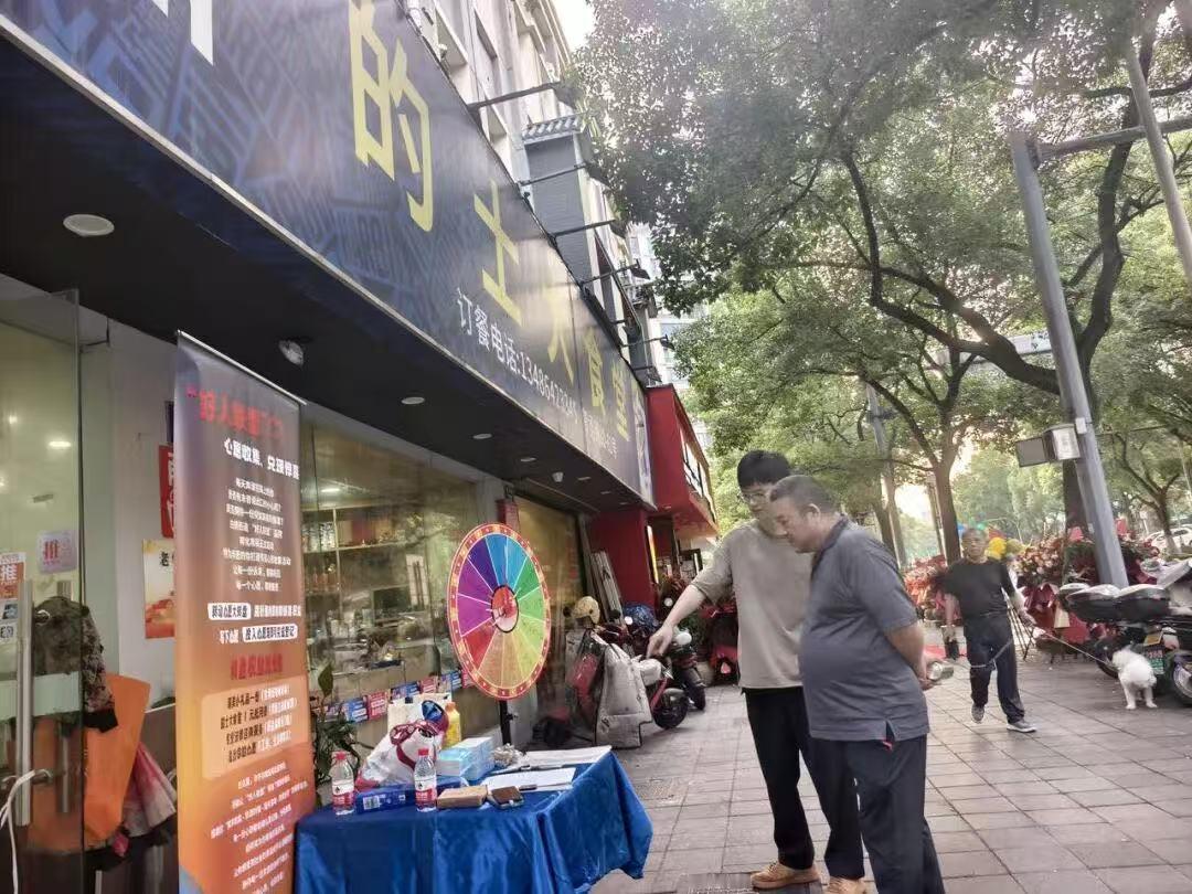 宁波街头爱心大转盘倾听新就业群体心愿 宁波鄞州区白鹤街道好人联盟在的士大食堂开展