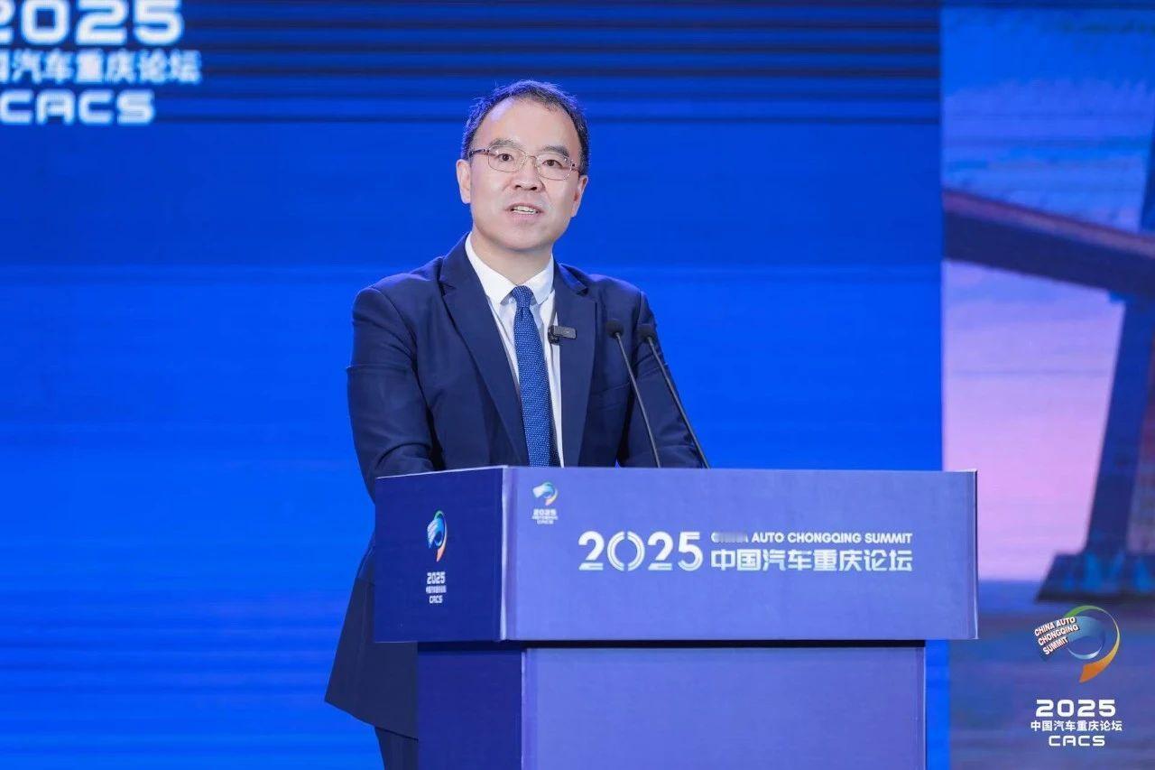 今天的 2025中国汽车重庆论坛 火药味很浓，直接贴脸开大！吉利杨学良在论坛上直