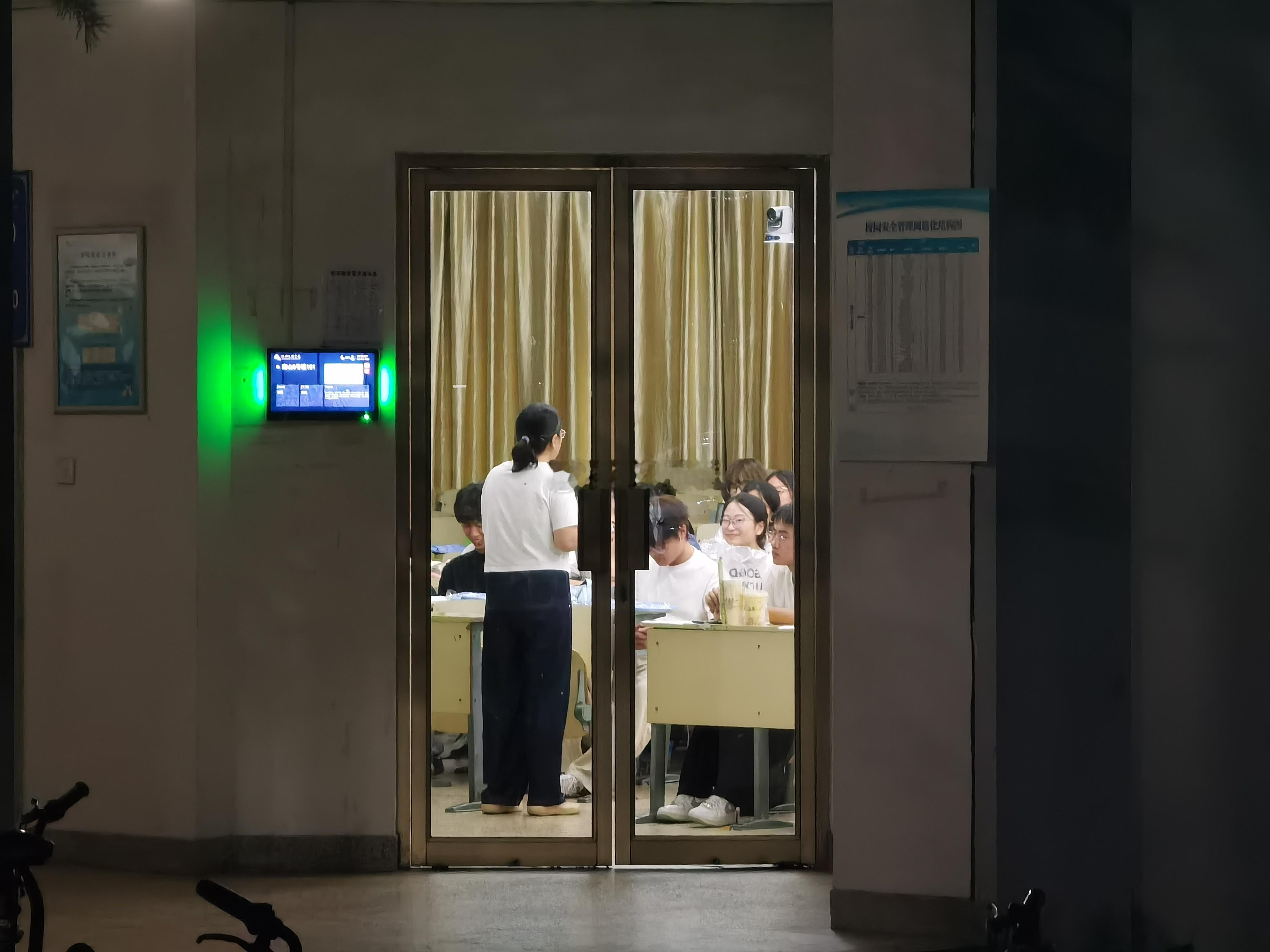 刚过完暑假的绍大学子们，已经投入到了紧张的学习中。[赞]  ​​​