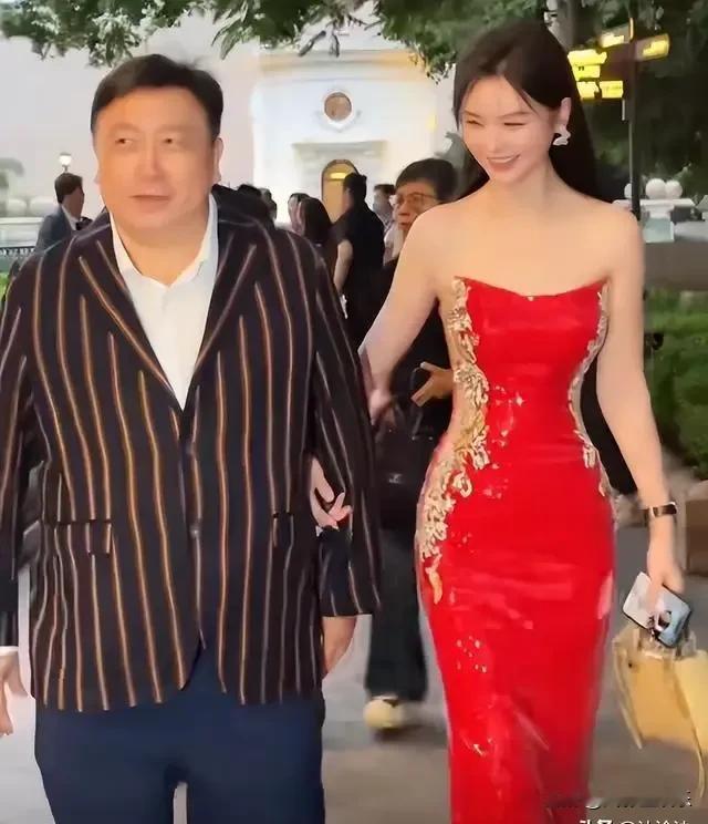 背靠大树好乘凉，新进晶女郎邱意浓..身林火爆，邱淑贞直接碾压了。