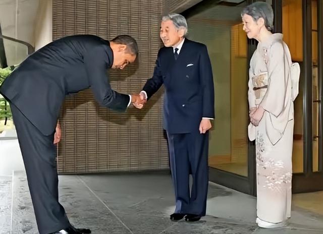 奥巴马见到日本天皇时，握手时深深的鞠躬，显得非常谦卑，从形式上看，奥巴马对天皇表