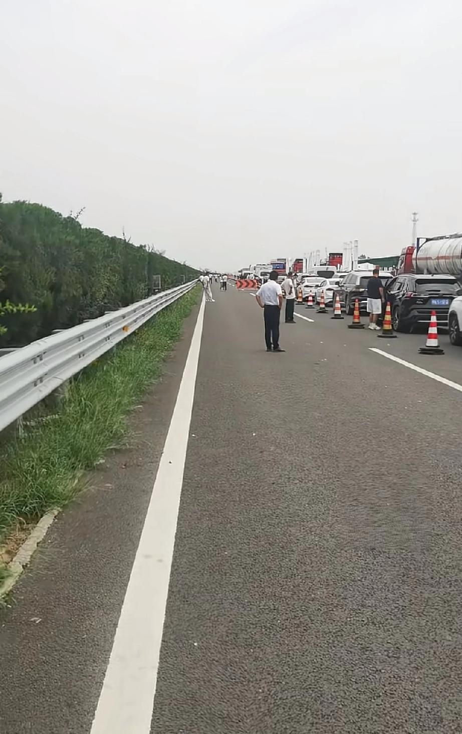 假期还没开始，就已经堵的不行了

国庆假期还没正式开始，高速路上已经开始堵了。你