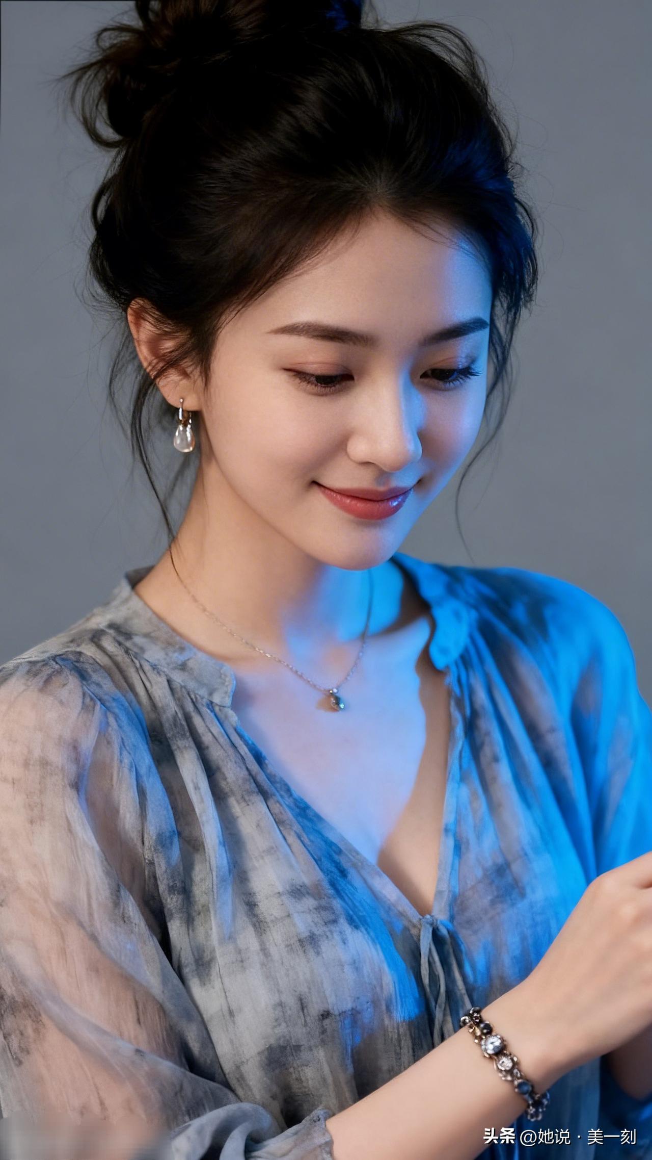 温柔笑靥下的优雅女性，散发着迷人的魅力。共享美人靓照