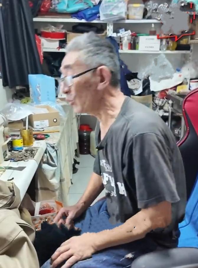 真的很难得！苏州一间不起眼的便民小店，住着一位会修万般杂物的64岁老手艺人。
 