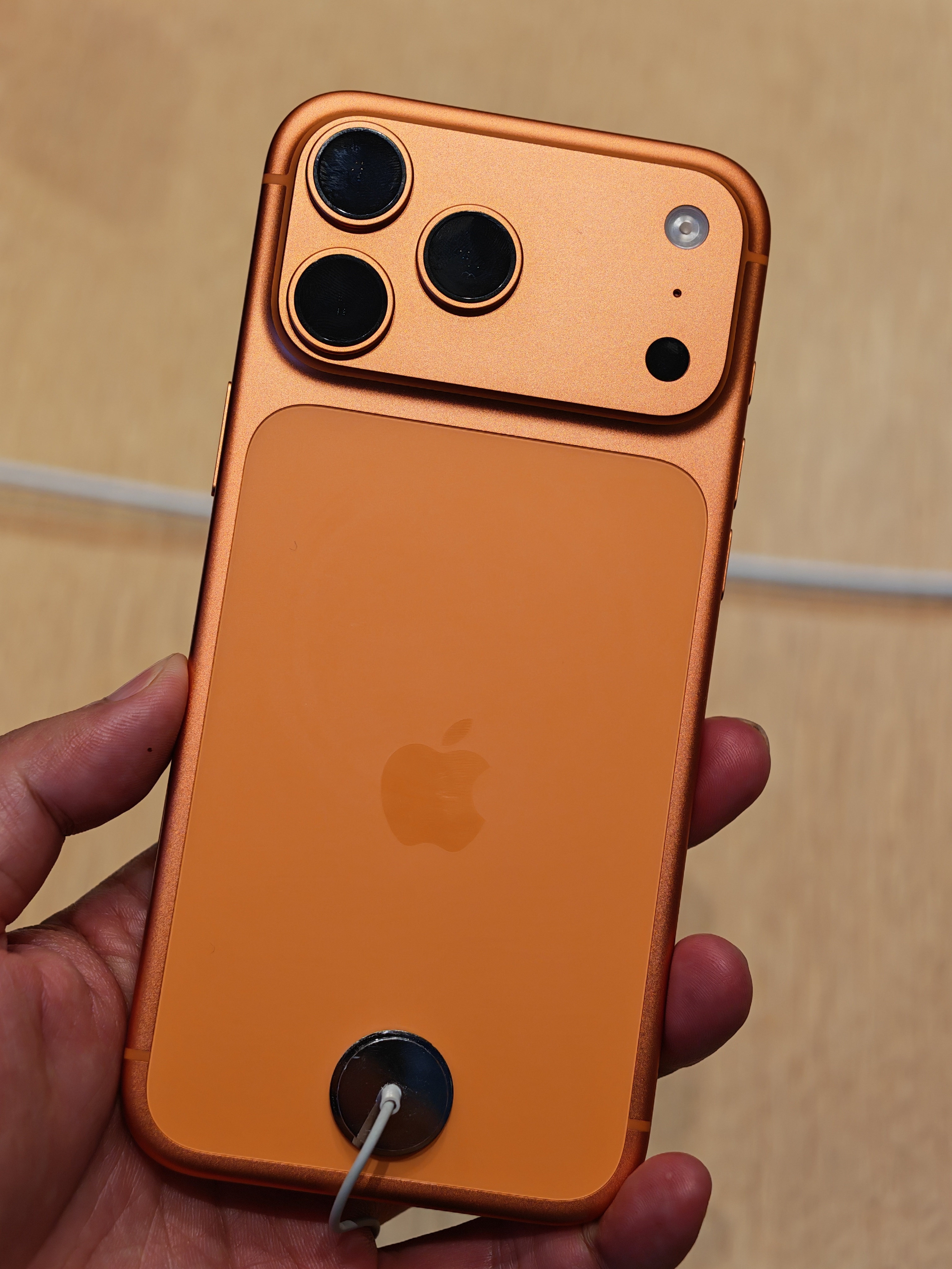 苹果回应iPhone17Pro划痕所以，给iPhone17 Pro配个手机壳才是