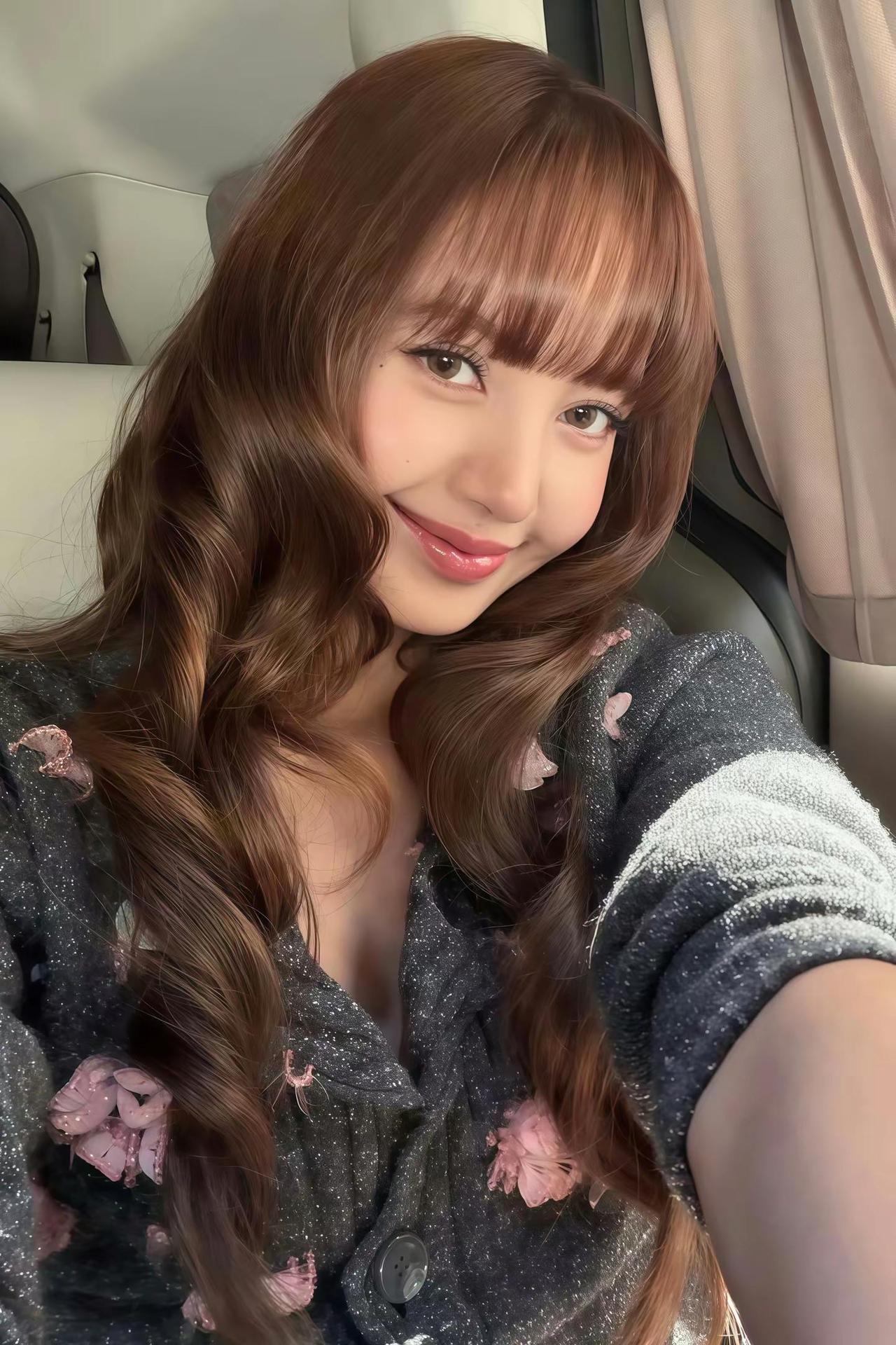 Lisa更新 IG🐣“非常感谢所有陪伴我走过这十年的Blinks！因为有你们的