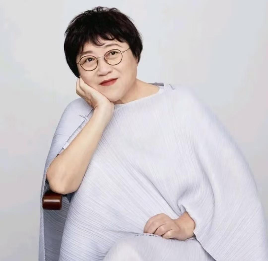 一位性学专家说：女人最勾魂的样子
不是身材丰腴，不是肤白貌美
而是四样东西

