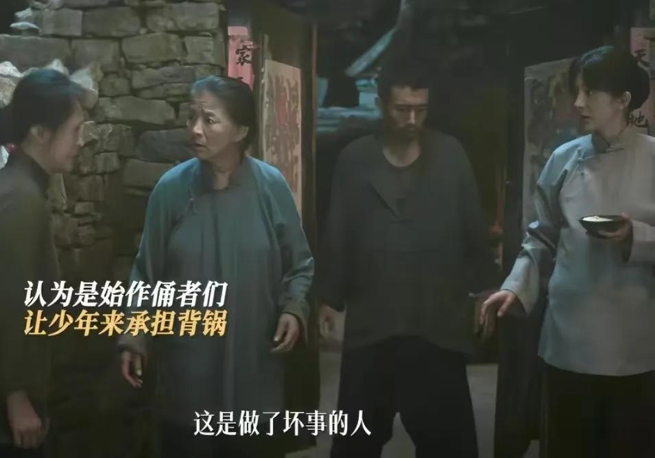 《生万物》傻挑要生孩子了，结果铁头的娘发现自家门口放了很多东西，铁头娘:“这是做