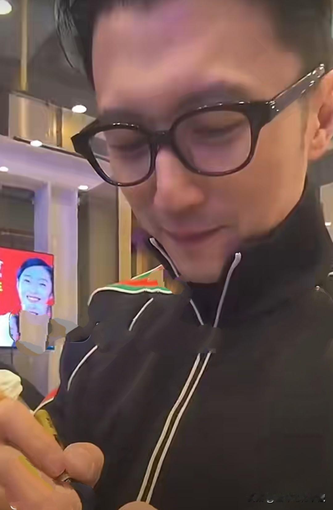 北京英皇大厦近距离接触偶像谢霆锋，真的太帅了！12月3日，来到北京英皇大厦的谢霆