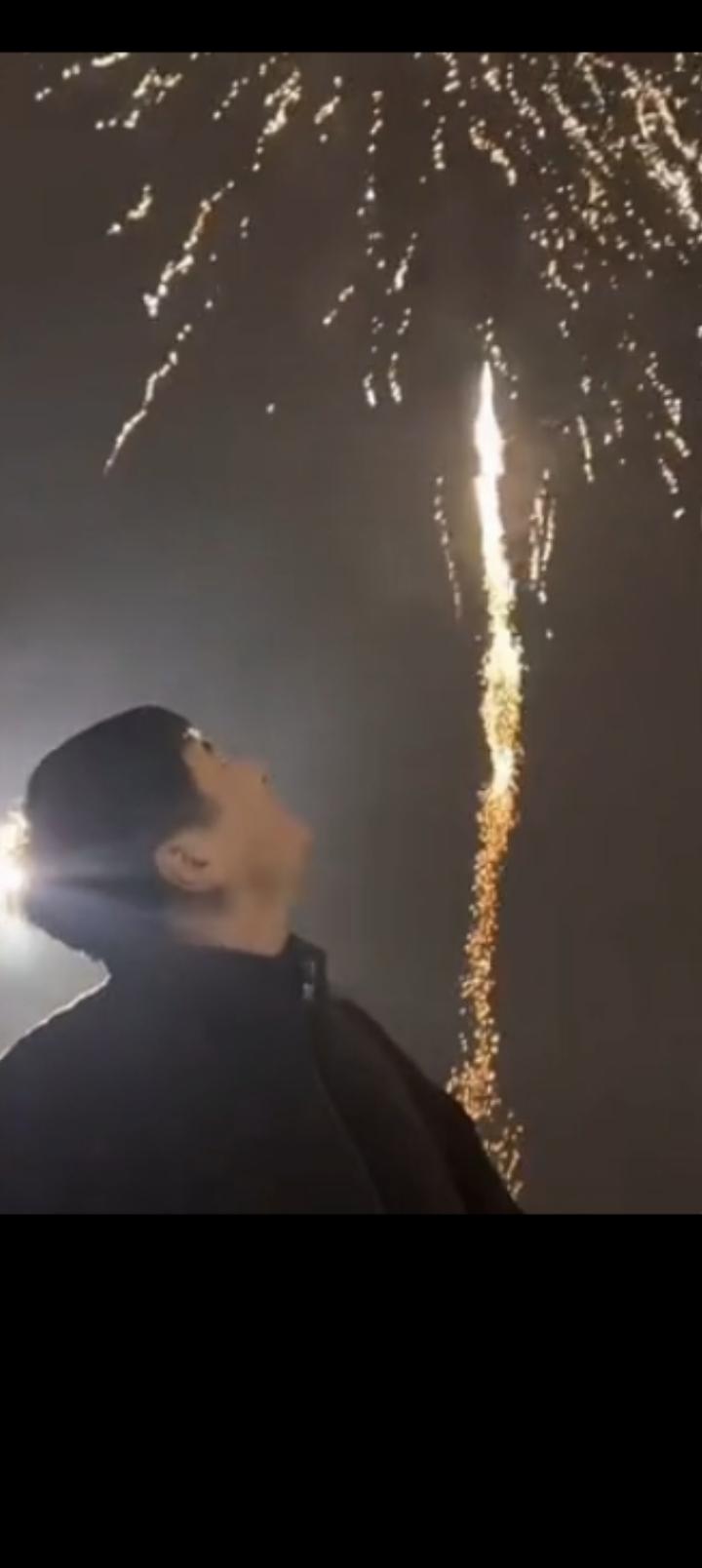  烟火漫天，你披着光影帅帅地走来，鲜活了岁月！

苏州雨山湖公园， 
那一城烟花