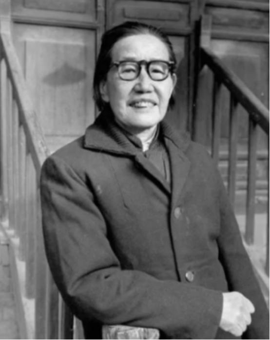 1937年，一位女红军在牧民家中诞下一子。当马家军搜捕时，她正给孩子喂奶，危急关