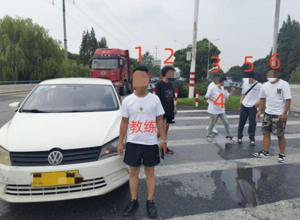 【#驾校教练开车超员带学员参加考试被罚#，交警：教练要以身作则】驾校教练员驾驶5