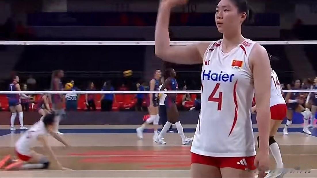 正在直播中国女排VS法国女排焦点之战！赵勇教练依然是没有调整首发阵容，龚翔宇和王