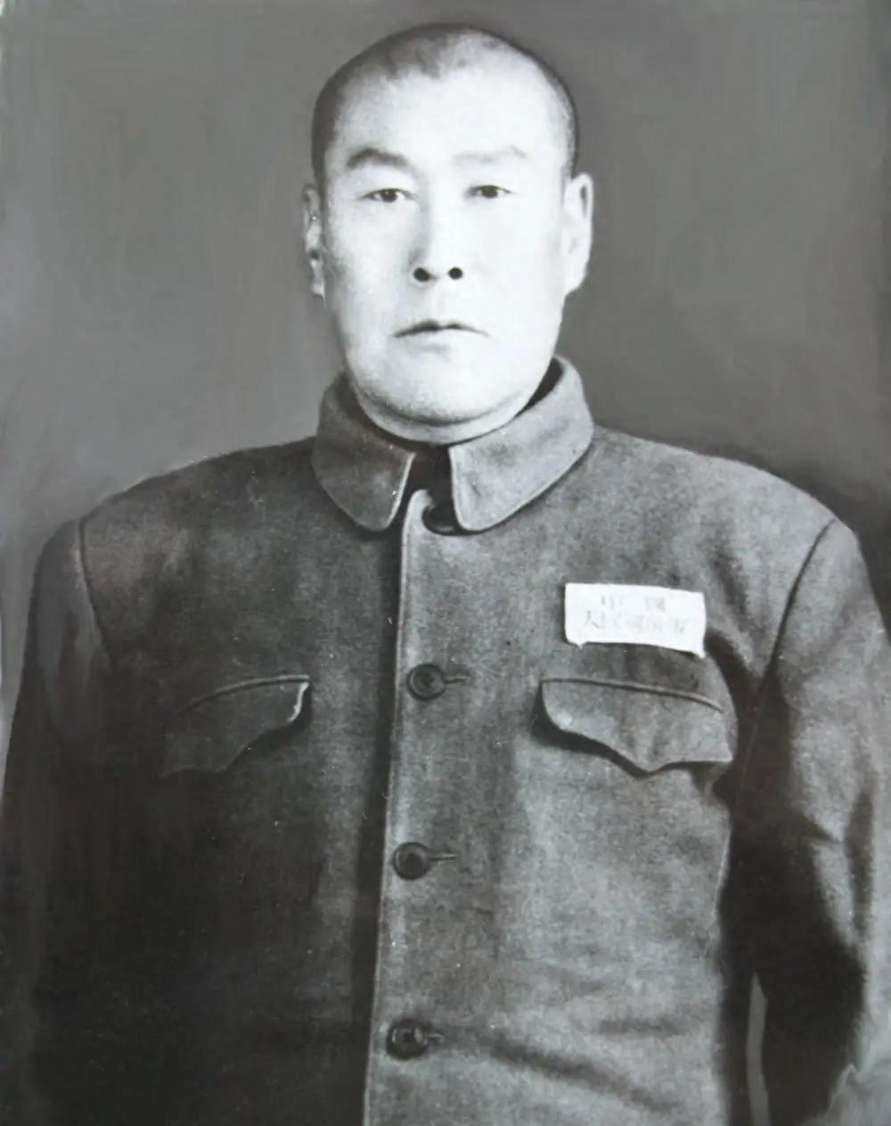 1937年，一女八路从未洗脚，引起了游击队长甄凤山的警惕，他晚上潜入女队员房间，