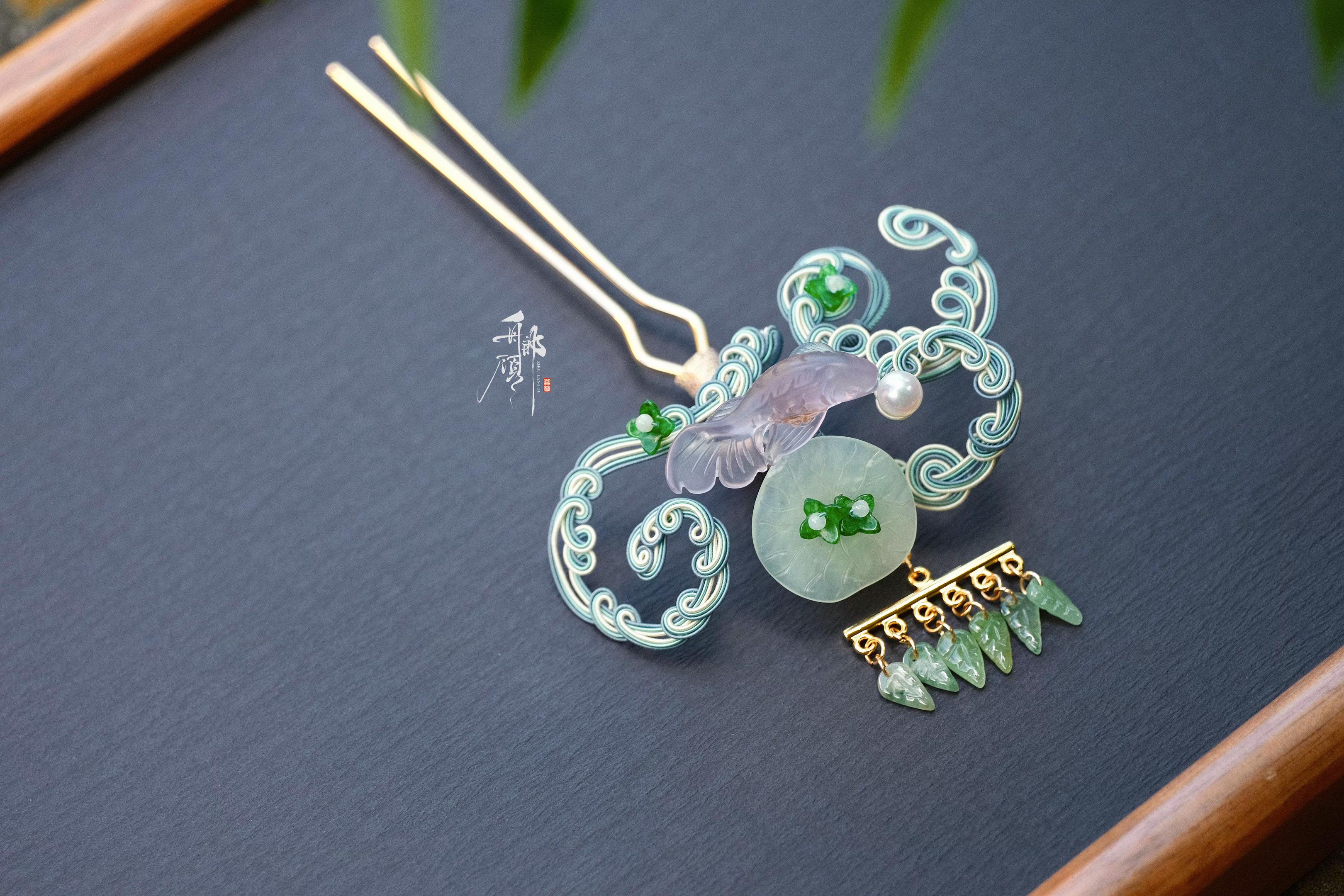 鱼在水中游，是尾也是头。 往事已成空，还如一梦中。