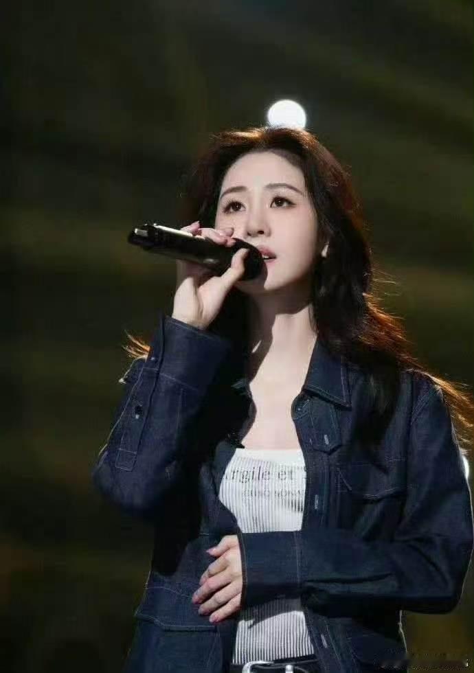 张碧晨歌手直播清唱歌手直播歌手2026后台众人忙碌交谈，张碧晨沉浸在自己的歌声里