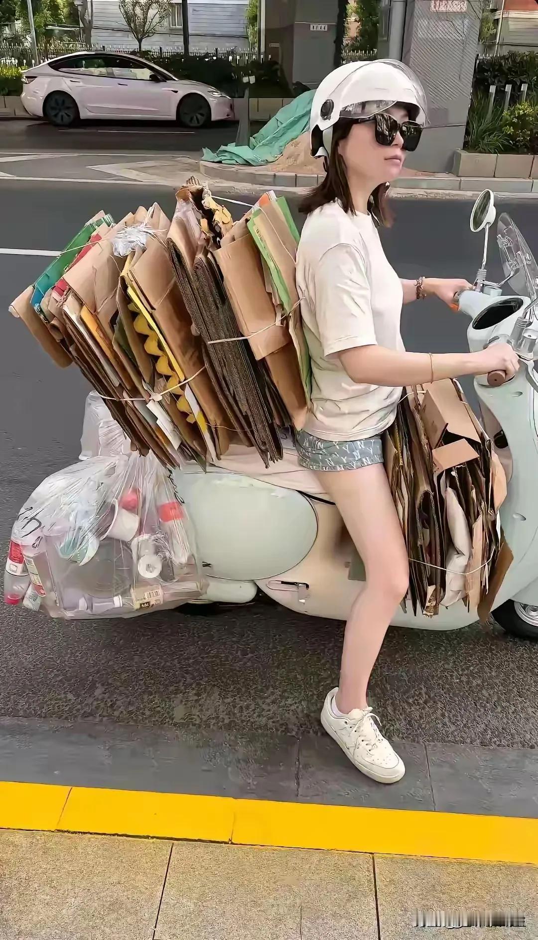过日子的女人？
驮着废品去卖，多么美好的画面，有人说：能值几个钱？去收购站来回不