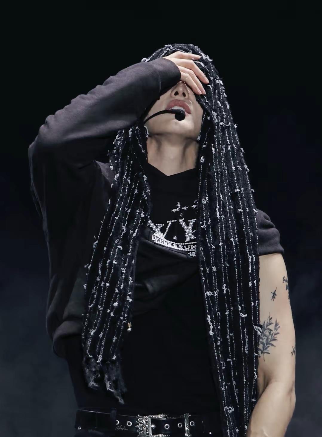 Crazy shot…手自己就截图了。李硕珉 dk seventeen