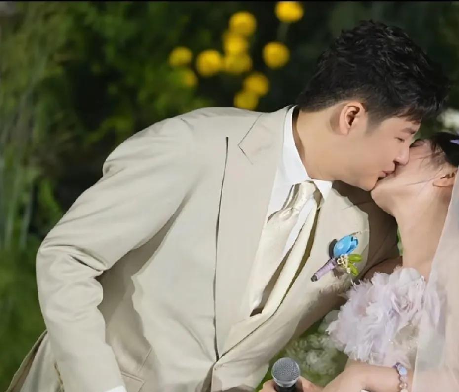万万没想到！金龟子女儿娃娃憋了个狠的
婚礼现场验孕棒亮相惊呆全场

这一家子晋级