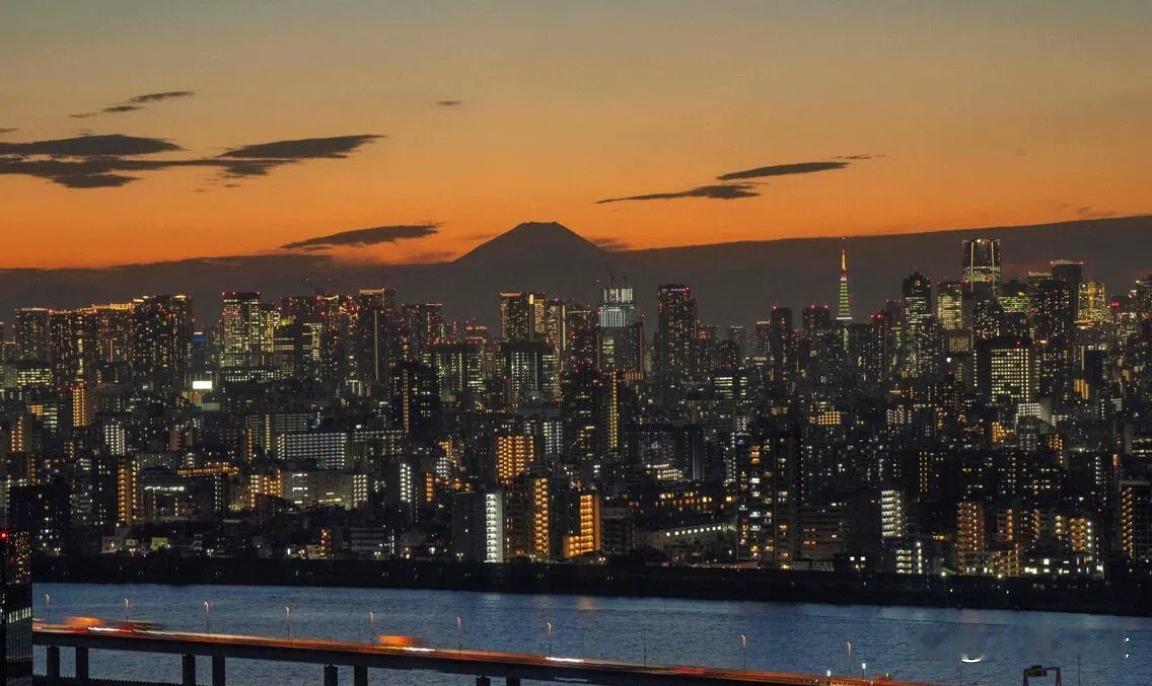 【中日“硬碰硬”影响民间交流 日企难掩隐忧】
据新加坡《联合早报网》报道，年末是