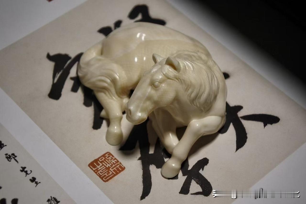 有些小件，
不靠复杂取胜，却能一下把人的目光留住。

这匹猛犸小马，蜷卧回首，四