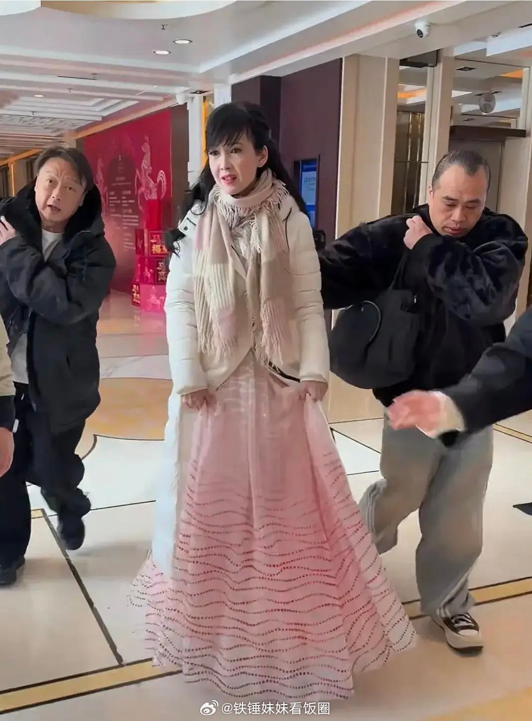 梁咏琪与周慧敏的舞台表现虽有亮点，但恐怕难以胜任春晚的独唱重任。。。。 