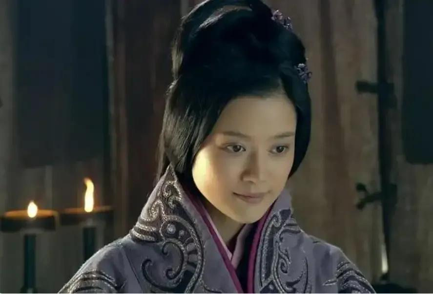 戚夫人的做法让自己罪有应得，戚夫人的错不是做小妾，是他一次次挑战吕雉的防线，首先