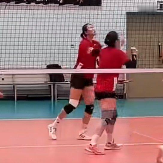 中国🇨🇳女排和捷克🇨🇿女排的前三局热身赛25-13，24-26，25-1