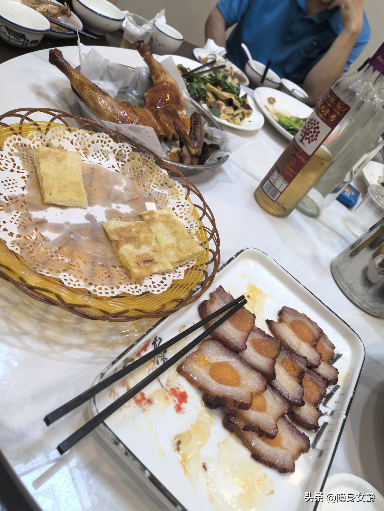 广东菜，全甜，啥菜都放糖，一桌菜找不到一块辣椒，但广东没啥胖子，奇怪吗？看来吃糖