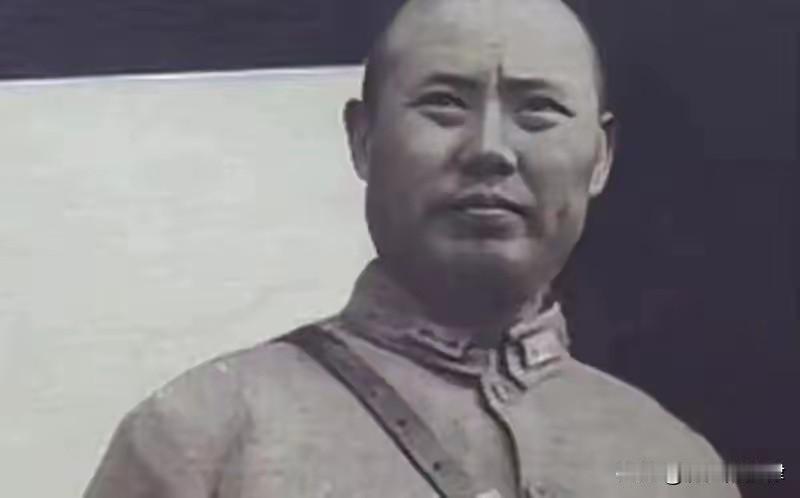 1949年周总理做客傅作义家，进门看见驻军，当场下令：立刻撤走
 
1949年的