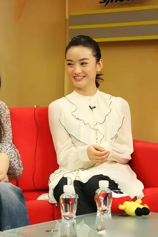 她最经典的影视剧是《婆婆来了》再之后就是《潜伏》《雪豹》还有《独生子》演的也不错