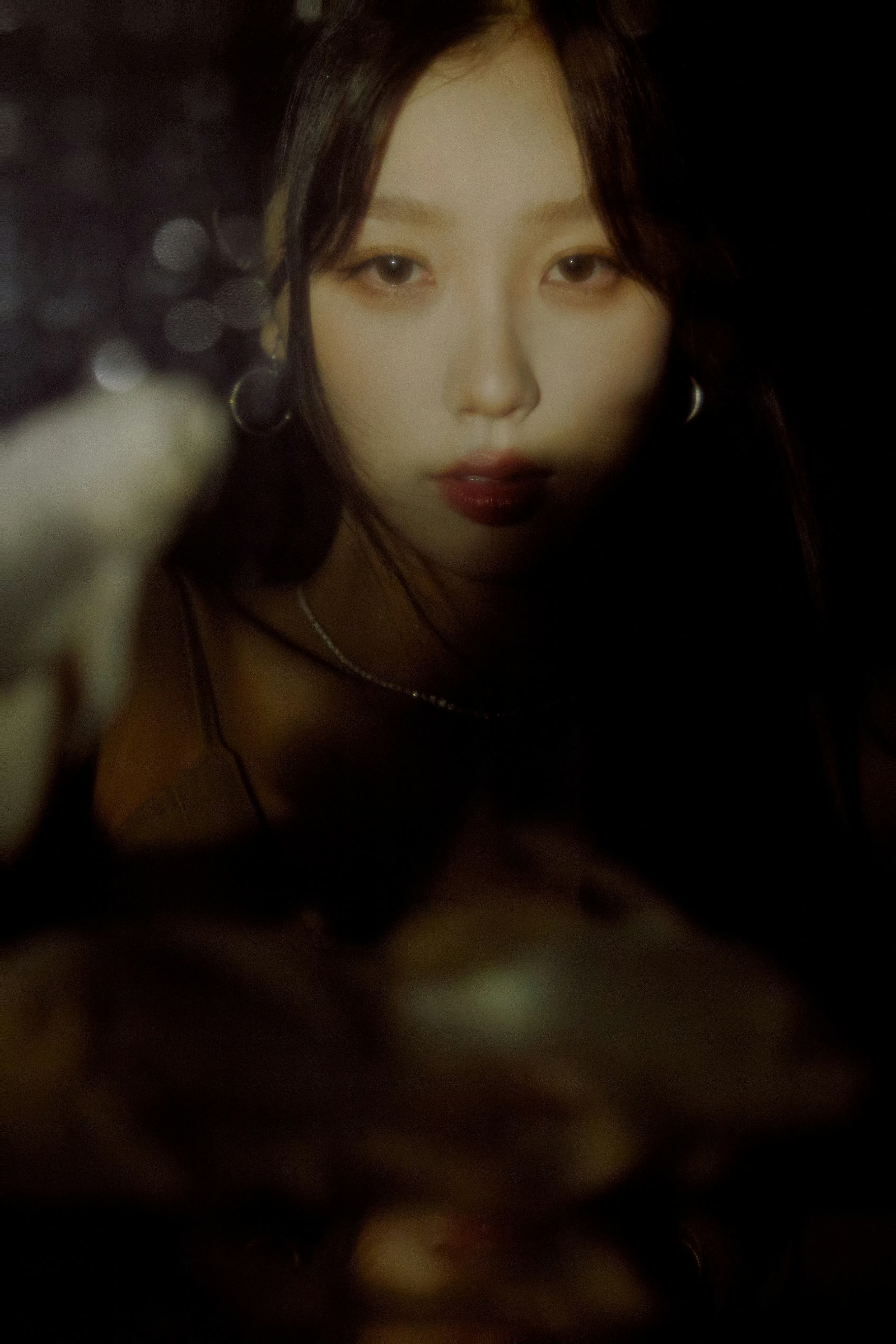 虞书欣鱼缸光影大片  家欣又用美貌给我的生活增添色彩了！光影流动氛围感翻倍，直观