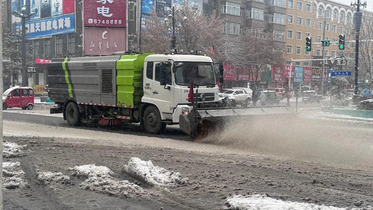 雪令之歌

雪令传来气势雄，
铲冰除雪奋前冲。
铁锹挥动寒风里， 
扫帚频挥冷雾
