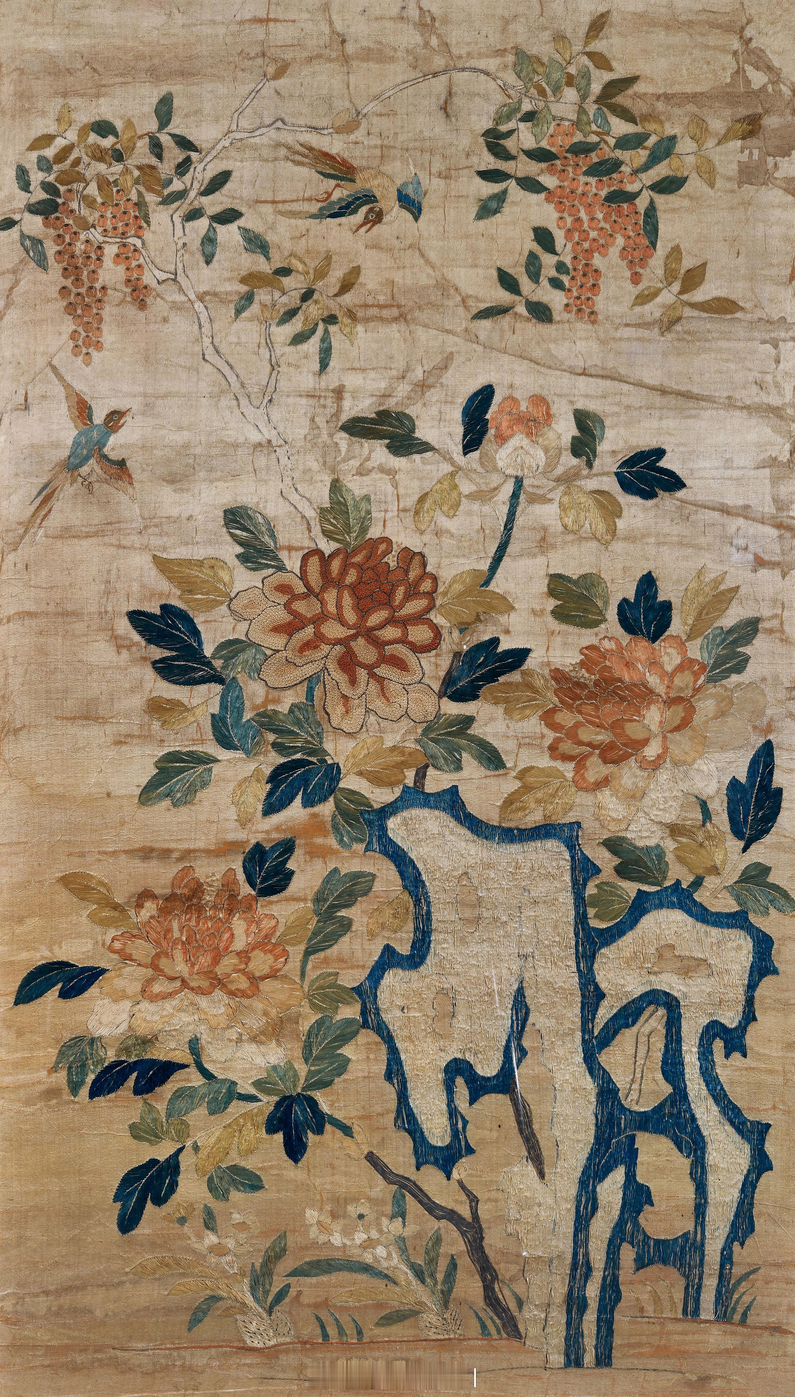 明 鲁绣花鸟图屏一对此对花鸟图屏，两屏各自成景，却气韵相契。其一绘紫藤、牡丹伴湖