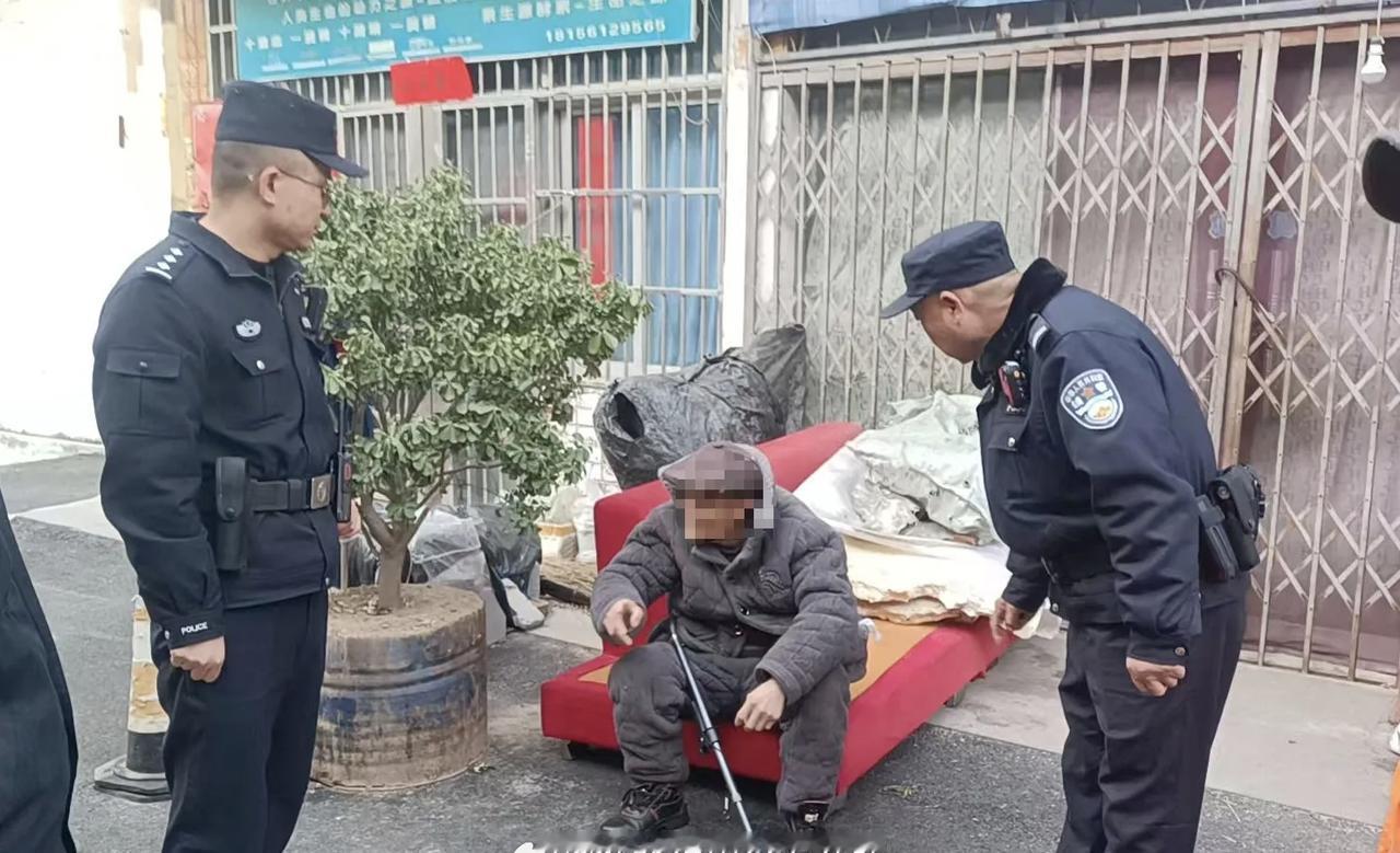 【民警大年初一送迷路老人回家】2月17日，大年初一，@淮北相山公安在线 东区派出