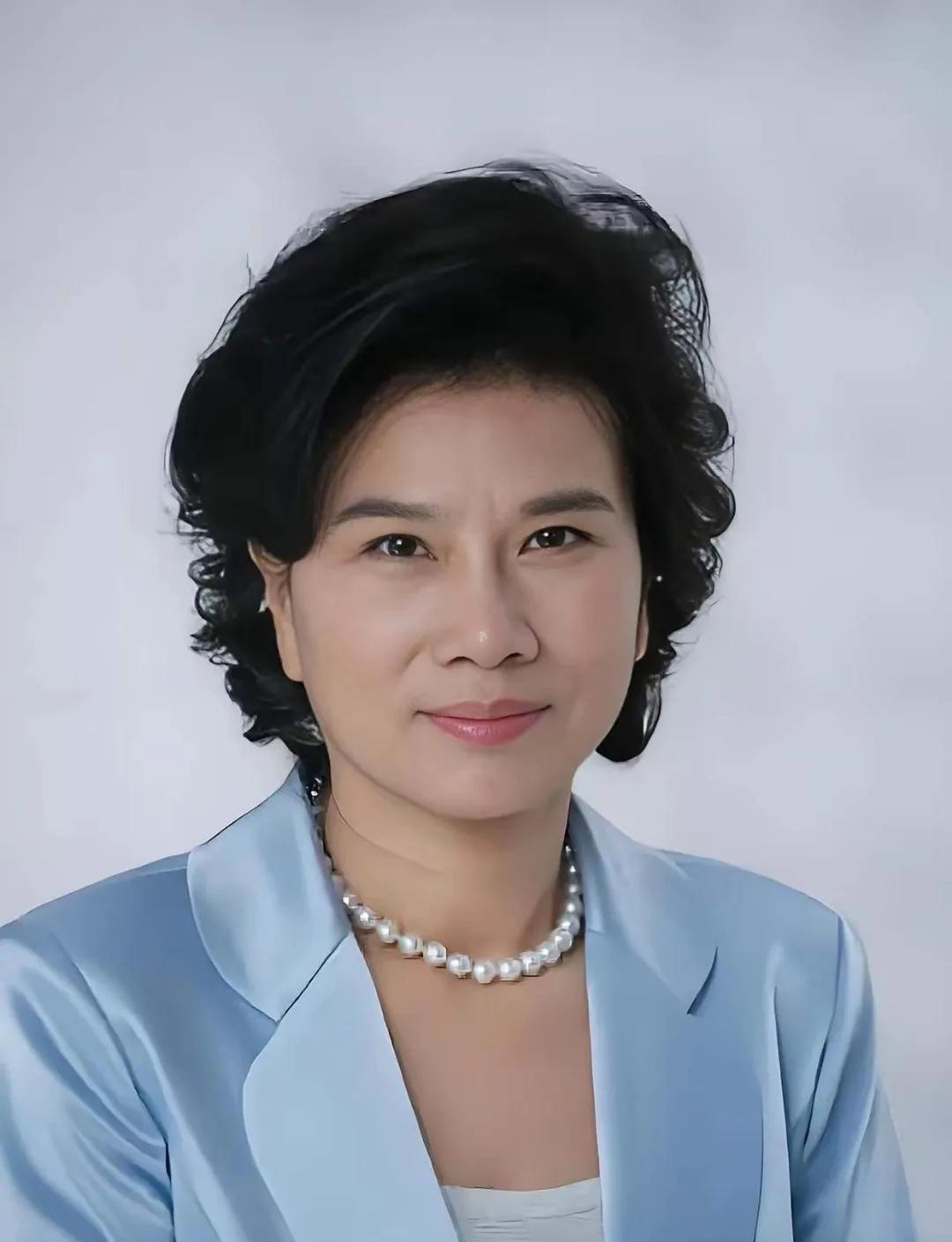 董明珠又放狠话了。

6月30号格力股东会上，她对着400多号人直接开怼：“家电