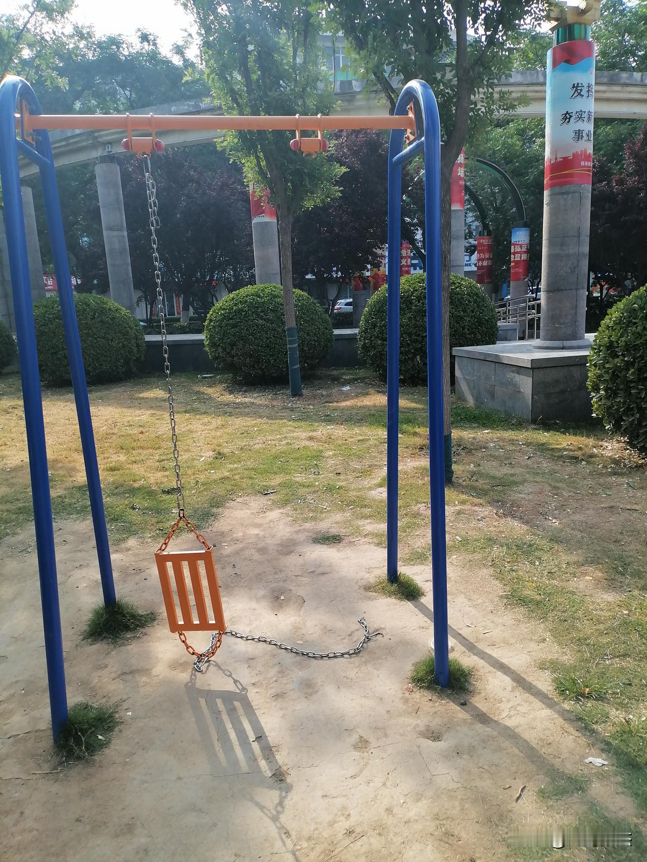 今天路过开封市中山路朱雀园看到有健身器材损坏了