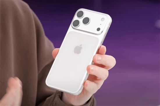 根据最新爆料显示，iPhone 17 Pro系列放弃钛金属和不锈钢材质，全面回归