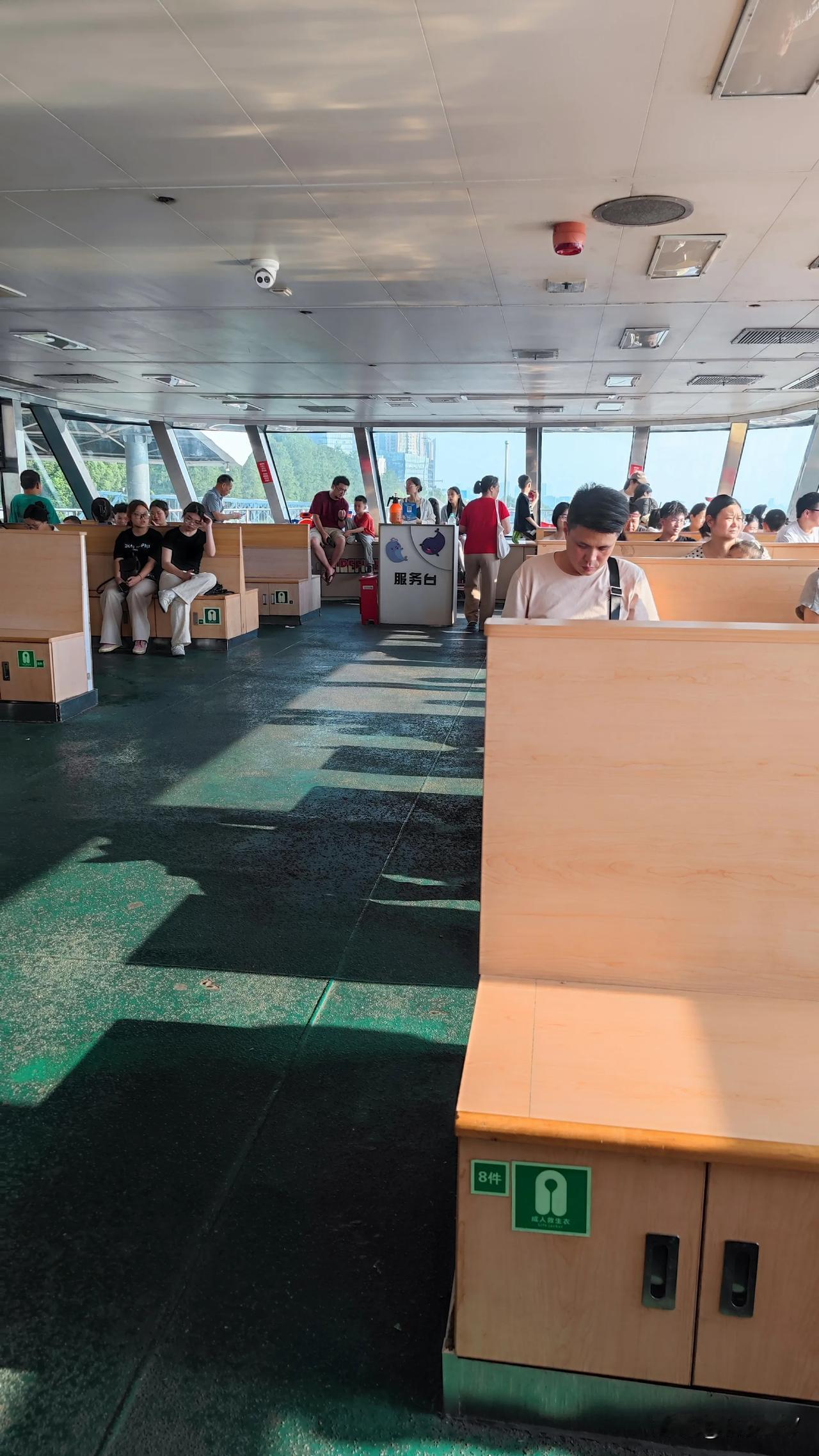 今天，辛宇同学来到了南京，乘坐了过江轮渡，非常便宜，用南京公交卡，一次刷卡1.9