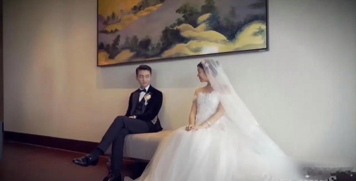 当初陈晓和陈妍希的婚礼，出圈的除了那个经典的头纱吻以外，还有拍摄花絮时，两个人并
