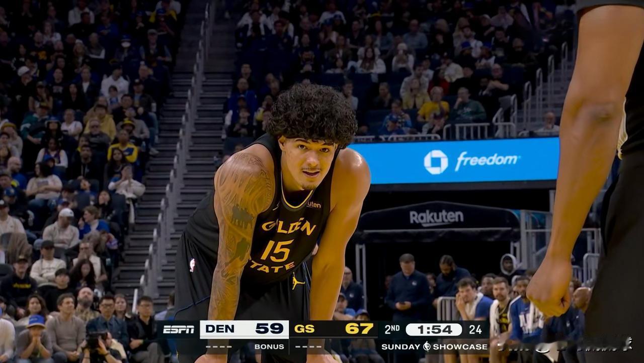 我忍不住要怒赞勇士小将桑托斯！在今天勇士主场迎战掘金的比赛中，目前双方的上半场比