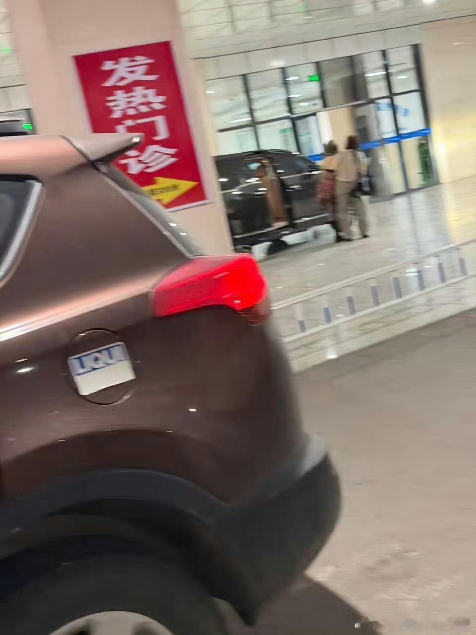 黄霄雲晕倒黄霄雲演出晕倒🙏意外晕倒真的让人满心担忧，黄霄雲深耕音乐舞台始终兢兢